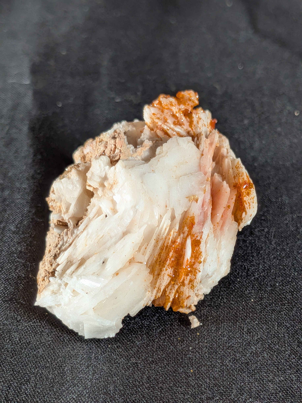 Vanadinite on Barite